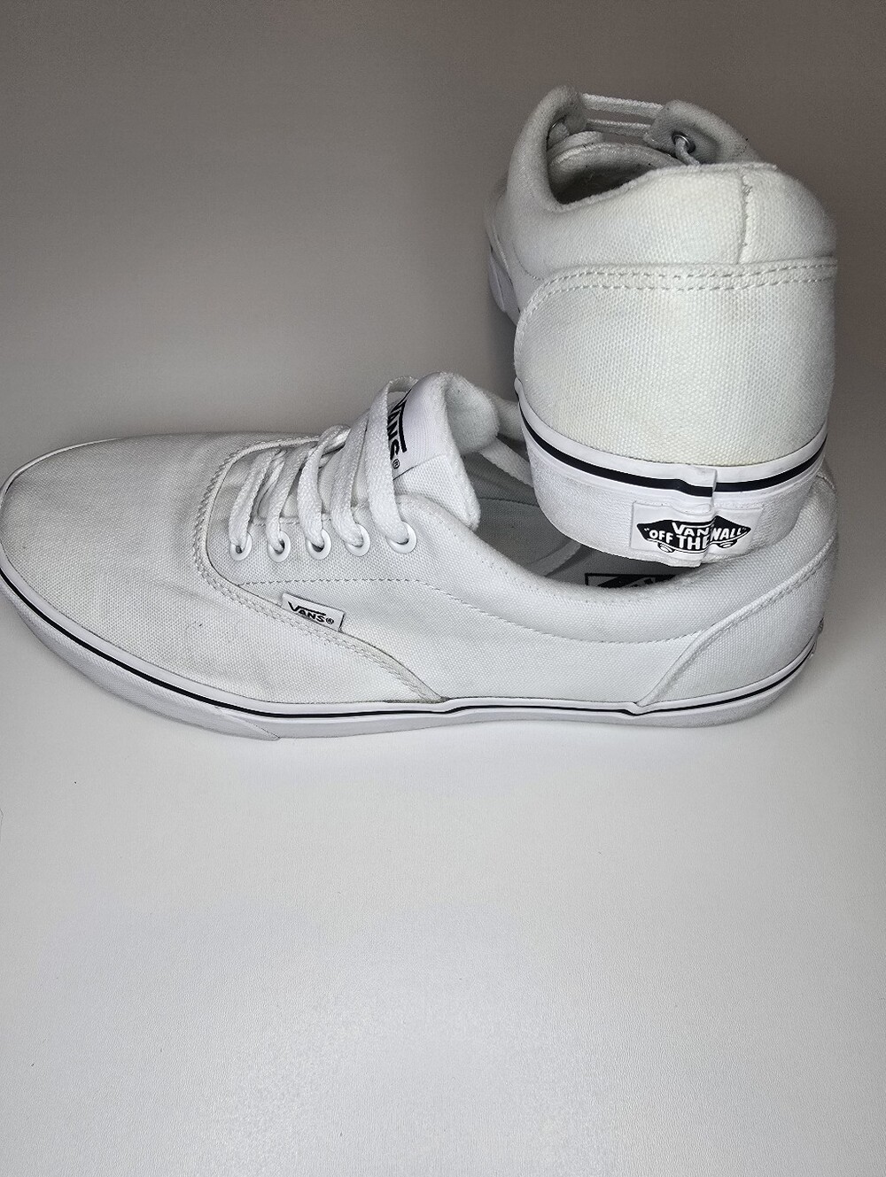 Vans White Canvas Low Top Sneakers Men's Size 11 Classic Lace-Up Shoes LPE